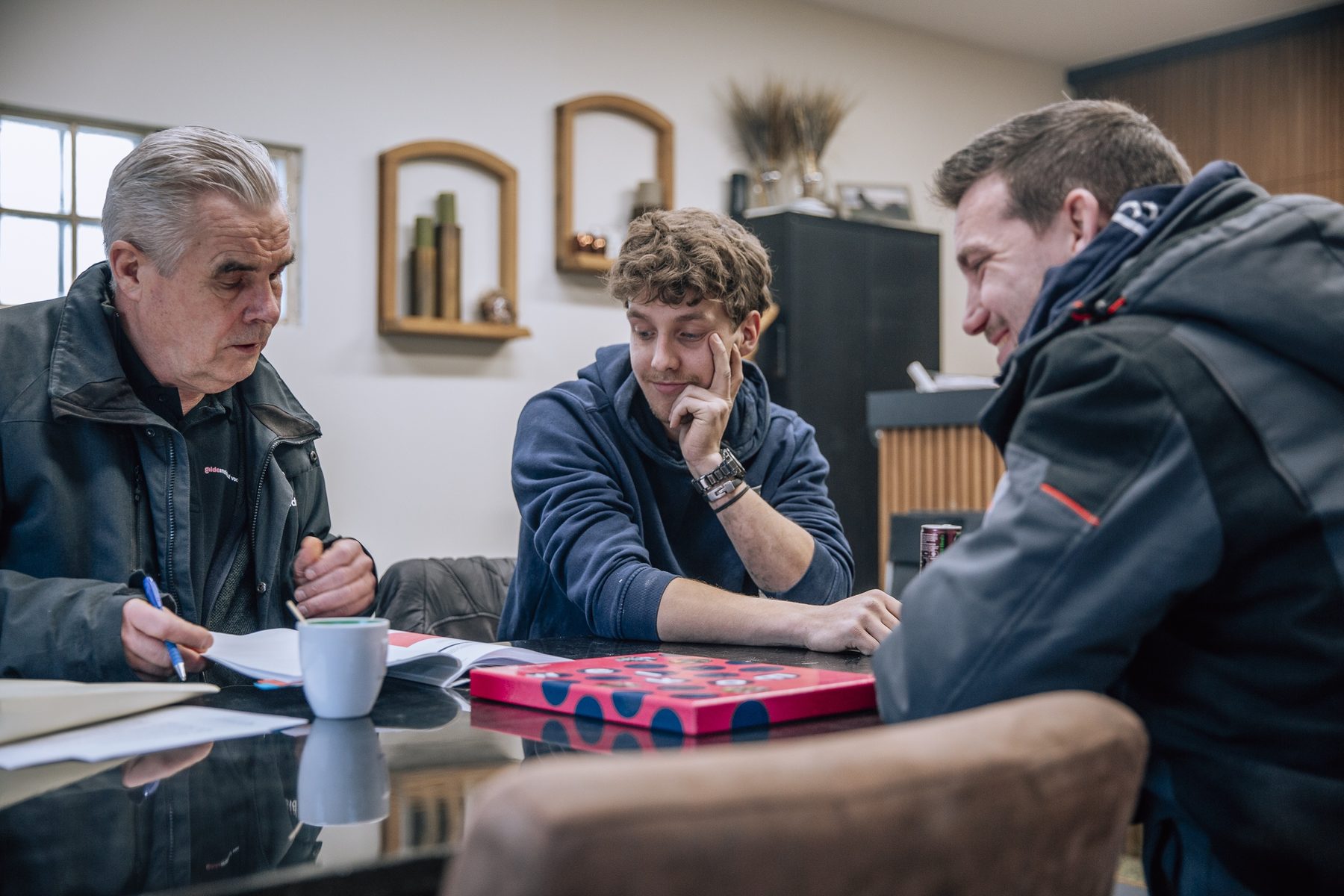 Leo Nova bespreekt een verbouwplan aan tafel